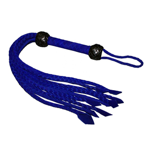 Fouet en cuir végétalien avec pompons doux, design élégant et prise en main équilibrée pour le cosplay, les jeux de rôle en chambre et les jeux équestres - Product Image 3