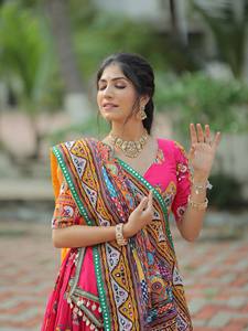 Ensemble Lehenga en coton mousseline épais Royal Mirror Charm entièrement cousu avec des détails en miroir véritable, bordure en dentelle Lampi et dupatta en dentelle Samosa - Product Image 4