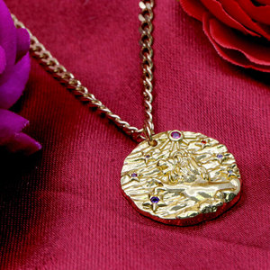 Collar con Colgante del Zodiaco Leo de Plata de Ley 925 Bañado en Oro, con Dije de Moneda Estrella y Circonitas de Colores, Joyería al por Mayor - Product Image 4