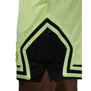 Shorts de basketball athlétiques personnalisables pour hommes, séchage rapide, respirants, en maille 100 % polyester, unis, décontractés, sérigraphiés - Product Image 5