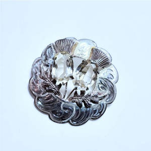 Broche écossaise vintage à motif écossais, avec deux pierres de cristal de roche à facettes - Cadre en forme de dodécágone, pour tenues traditionnelles tartan et kilt - Product Image 2