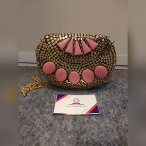 Bolso de Mano Moderno Contemporáneo con Patrón de Puntos Metálicos, Bolso de Noche con Detalles de Cristal de Resina, Joyería de Moda, Nuevo - Product Image 1