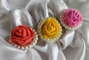 Anillo de Metal con Perlas y Flor de Espuma en Forma de Rosa, Elegante, Moderno y Clásico, Recién Llegado - Product Image 3