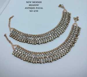 สร้อยข้อเท้าผู้หญิงแบบมุกประดับ Kundan  โลหะผสมชุบโรเดียมสีขาว ปรับขนาดได้  สำหรับเจ้าสาว  แฟชั่นคลาสสิก งานแต่งงานแบบอินเดีย - Product Image 4