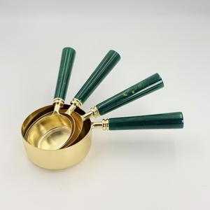 Juego de 4 Cucharas y Tazas Medidoras de Acero Inoxidable, Chapadas en Oro con Mango de Resina, Utensilios de Cocina para Repostería y Barista - Product Image 1