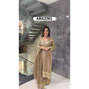 Hermoso Salwar Kameez de Algodón con Parte Superior e Inferior Bordadas y Dupatta con un Atractivo Diseño de Lentejuelas - Product Image 2