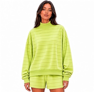 Conjunto de Sudadera y Pantalones Cortos Casuales para Mujer, Sudadera Holgada con Hombros Caídos y Cuello Alto, Pantalones Cortos Ligeros y Cómodos - Product Image 3