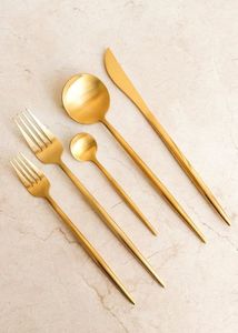 ชุดช้อนส้อมสไตล์ละครเวที ออกแบบมาเพื่อการรับประทานอาหารที่โดดเด่น สะดุดตา และมีเอกลักษณ์ - Product Image 2