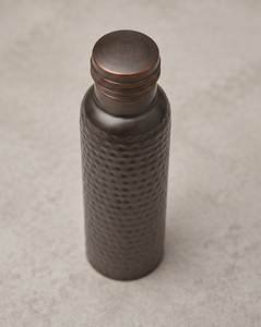 Bouteille d'eau en cuivre martelé de qualité supérieure, fabriquée à partir de cuivre pur de haute qualité avec une finition antique élégante et texturée. - Product Image 2