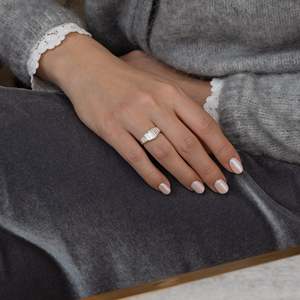 Bague de fiançailles classique pour femme en or massif 14 carats avec diamant taille baguette cultivé en laboratoire de 2,5 carats certifié IGI - Product Image 6