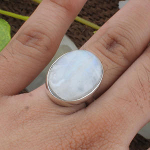 Bague en Pierre de Lune Arc-en-ciel Naturelle, Argent Sterling 925, Bijou Artisanal Fait Main, Bague en Pierre de Lune Feu Bleu pour Femme - Product Image 3