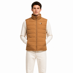 Veste matelassée pour homme offrant une chaleur fiable avec un rembourrage léger, une construction durable et un design épuré pour le quotidien. - Product Image 1
