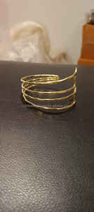 กำไลข้อมือทองเหลืองทำมือ Regal Radiance ปรับขนาดได้ เพื่อความหรูหราเหนือกาลเวลาและความสง่างามทันสมัย - Product Image 6