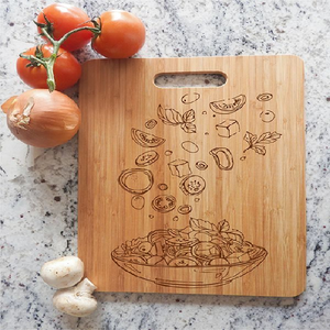 Tabla de cortar cuadrada clásica de bambú con una ilustración divertida de ensalada flotante. Disponible a precio de mayorista - Product Image 1
