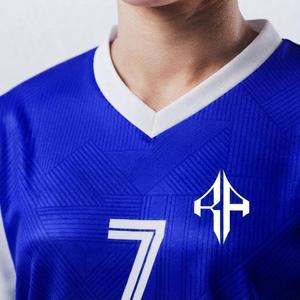 Maillot de football à manches courtes avec impression sublimée bleu et blanc, 100% polyester de haute qualité, pour femmes, par RIVIAN ATLANTIC - Product Image 5