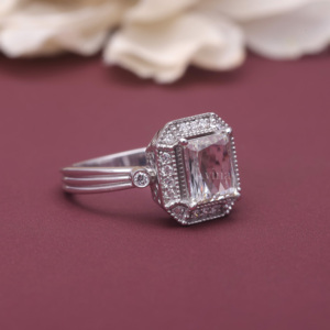 Bague de fiançailles en diamant de laboratoire certifié IGI, taille émeraude, avec halo, en argent sterling 925 massif, style Art Déco vintage. - Product Image 2