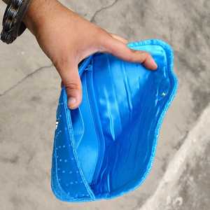 Bolso de poliéster azul, diseño compacto y ligero con cierre de cremallera - Product Image 1
