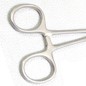 Pinza de Toalla Backhaus de Acero Inoxidable Quirúrgico, Instrumento Manual de Precisión para Drapeado, 90mm, 17-251-190, Hermann Meditech Serie Pro - Product Image 5