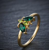 Grüner Kristallring Marquise Oval Vergoldet Krappenfassung Feiner Schmuck Personalisiert Graviert Florales Design Geschenk