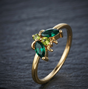 Bague en cristal vert, plaqué or, sertie de griffes, forme marquise ovale, bijoux fins, gravure personnalisée, motif floral, cadeau - Product Image 1