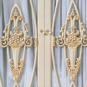 Elegante Armario Europeo Ecológico y Duradero de Madera de Caoba con Acabado Crema, Panel de Vidrio y Detalles en Dorado, Muebles de Dormitorio de Lujo para Villa - Product Image 5