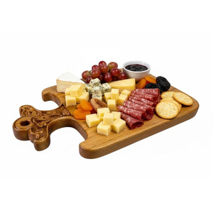 Esta elegante tabla de cortar de madera presenta un mango superior intrincadamente tallado a mano con un diseño distintivo para cortar verduras. - Product Image 5