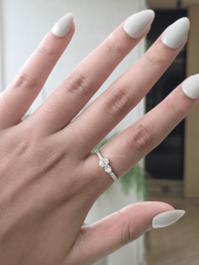 Anillo de Diamante Cultivado en Laboratorio, Certificado IGI, Pt950, 0.65 Ct, Corte Ovalado, Diseño de Banda con Acentos de Patrón en Racimo, Joyería Elegante para Mujer - Product Image 1