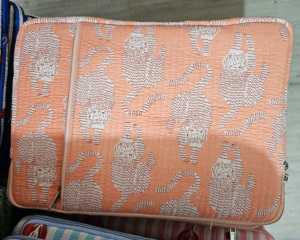 Housse pour ordinateur portable matelassée en coton imprimé floral 14 pouces, protection rembourrée, personnalisable, fournisseur d'exportation en gros, usine - Product Image 1