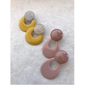 Boucles d'oreilles artisanales en résine, légères, élégantes, bijoux faits à la main, design inspiré de la nature, parfaites pour un usage quotidien - Product Image 3
