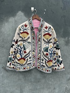 Veste en coton brodée Suzani faite à la main pour femmes, style traditionnel indien floral, style cachemire, veste d'hiver bohème, veste courte - Product Image 2