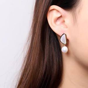 Pendientes Románticos de Perlas de Agua Dulce de 9-10 mm, Diseño Geométrico Tridimensional, Concha Natural, Plata Pura, Lujo Romántico - Product Image 3