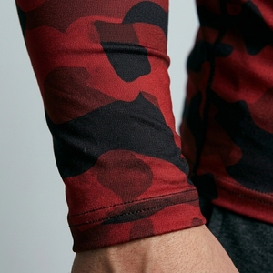 Chemise de compression à manches longues pour homme, col rond, imprimé camouflage rouge, séchage rapide, coupe ajustée, sportive, en polyester tricoté - Product Image 4