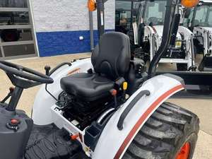 Tracteurs compacts Bobcat CT2035 HST 2023 d'occasion avec pelle rétrocaveuse et chargeur frontal, composants essentiels : moteur, pompe, boîte de vitesses, roulement, 9 tonnes - Product Image 3