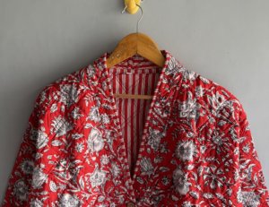 Red Floral Printed Breathable Quilted Jacket Women's Three Quarter Sleeve Cotton V-Neck <b>Covered</b> <b>Button</b> Closure Spring Style - Product Image 4