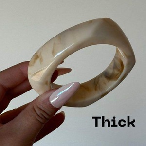 Bracelet en résine transparente, fait à la main, finition lisse, design léger et confortable - Product Image 2