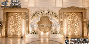 Escenario Majestuoso para Bodas Malayalamas, Diseño de Escenario para Bodas Tamilas, Decoración de Escenario Dorado de Estilo Surindio - Product Image 4