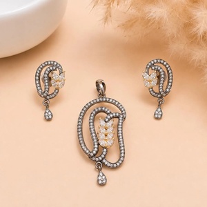 Ensemble collier et boucles d'oreilles pendantes RAY FINE ORNATES en laiton plaqué or avec zirconiums cubiques, certifié IGI, bijoux tendance pour femme - Product Image 1