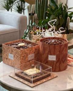 กล่องใส่ช็อกโกแลตอะคริลิคหรูหรา ดีไซน์ลายดอกไม้ สวยงามสง่างาม เหมาะสำหรับจัดแสดงขนมหวานในเทศกาล ตกแต่งบ้าน - Product Image 1