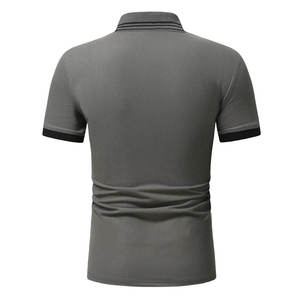 เสื้อเชิ้ตผู้ชายทรงปกติ แขนสั้น ตกแต่งขอบตัดกันแบบกำหนดเอง สไตล์ลำลอง ผ้าถัก สีเทา-ดำ รายละเอียดผ้าฝ้าย 100% ด้านหน้า - Product Image 2