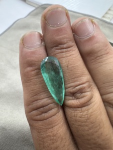 Émeraude naturelle zambienne de 10,86 carats, taille géante, coupe poire, pierre précieuse non montée pour la création de bijoux - Product Image 6