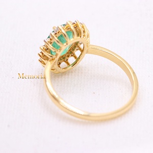 Bague en or jaune massif 14 carats avec émeraude ovale naturelle et halo de diamants en forme de soleil, Memoria Jewels, vente en gros - Product Image 3