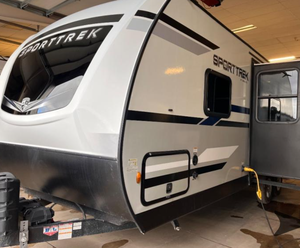 Remolques de Viaje Usados y Económicos Venture RV SportTrek 241VMS 2021 Disponibles - Product Image 1