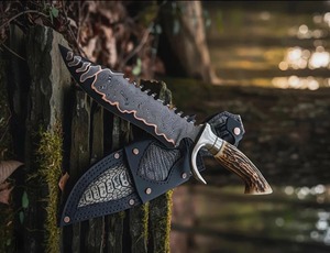 Cuchillo de caza hecho a mano con hoja de acero de Damasco con patrón de cobre y funda de cuerno de ciervo. - Product Image 6