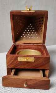 Quemador de incienso de madera natural hecho a mano con diseño decorativo recortado y copa interior de metal para una combustión segura, uso durante todo el año. - Product Image 2