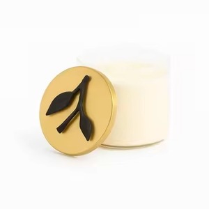 Frasco de vidrio transparente con tapa dorada Foliage Touch, recipiente para velas de cera de soja perfumada, con tapa con diseño de rama de hoja oscura. - Product Image 1