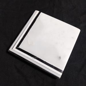 Posavasos de resina y mármol negros con respaldo de corcho antideslizante, perfectos para proteger sus mesas de alfombrillas y almohadillas de anillos de agua - Product Image 3