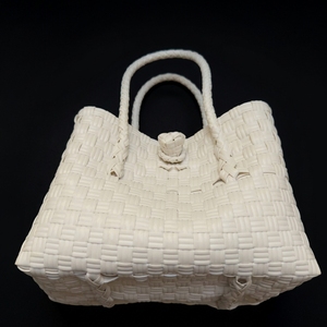 Sac fourre-tout tissé en plastique écologique fait main, imperméable, avec poignée tressée blanche, pour la plage ou le marché, personnalisable avec logo, fournisseur en gros - Product Image 5