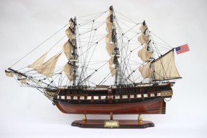 Maqueta de Velero de Madera Pintada a Mano USS CONSTITUTION, Personalizada, Antigua, Coleccionable, Temática Oceánica, de Sobremesa, Ho Chi - Product Image 1