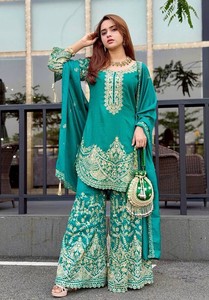 Magnifique ensemble de tenue ethnique pour femme en soie Chinon, comprenant une tunique artisanale à cordon, un pantalon ample et une écharpe ornée et scintillante, idéal pour les cérémonies. - Product Image 3