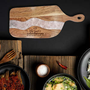 Planche de service en bois d'acacia naturel fait main avec résine époxy, plateau de découpe rustique de luxe pour charcuterie, fromages, pain, viandes et plus - Product Image 6